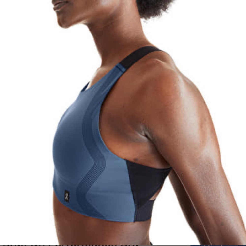 On Women's Performance Bra - Picture 2 of 11